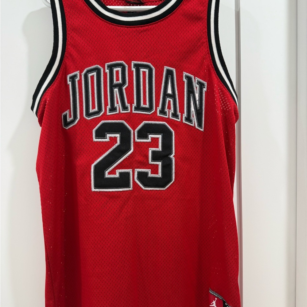 Michael Jordan 23 youth l/xl Basketball Jersey, excellent condition!!